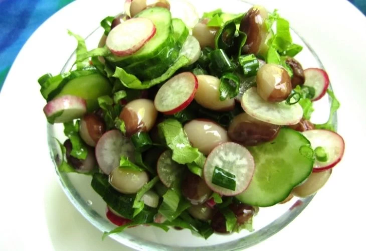 Весенний салат из редиса, фасоли, огурцов и зелени