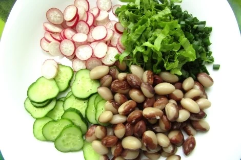 Весенний салат из редиса, фасоли, огурцов и зелени