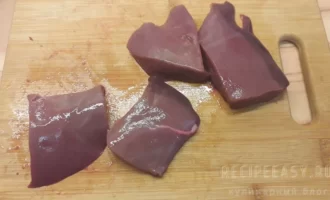 Отбивные из говяжьей печени на сковороде