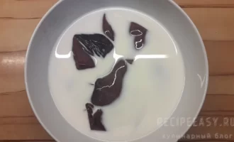 Отбивные из говяжьей печени на сковороде