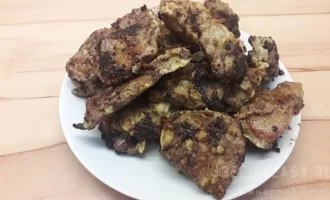 Отбивные из говяжьей печени на сковороде