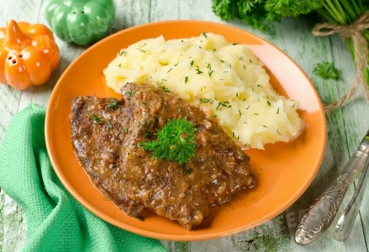 Отбивные из говяжьей печени на сковороде