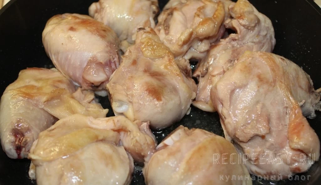 Куриные бедра в сметанном соусе с тыквой