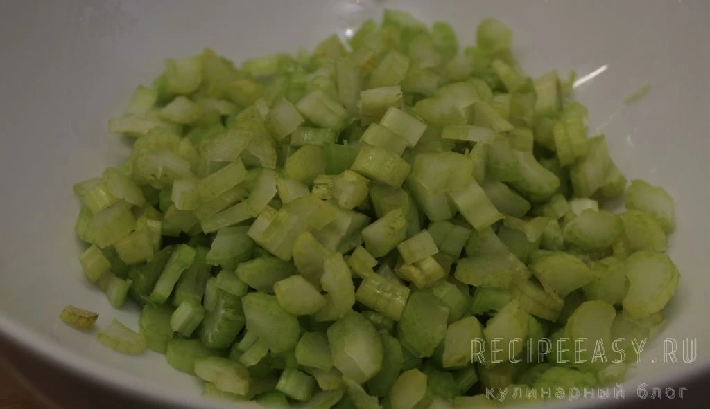 Фото приготовления рецепта: Салат из сельдерея и огурцов, с орехами и зеленым луком - шаг №2