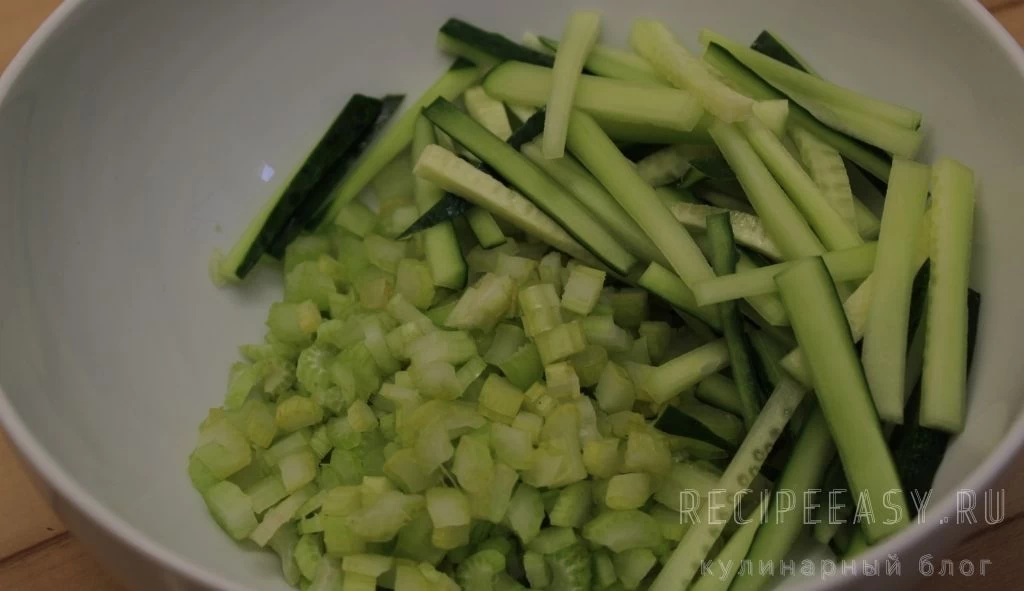 Фото приготовления рецепта: Салат из сельдерея и огурцов, с орехами и зеленым луком - шаг №3