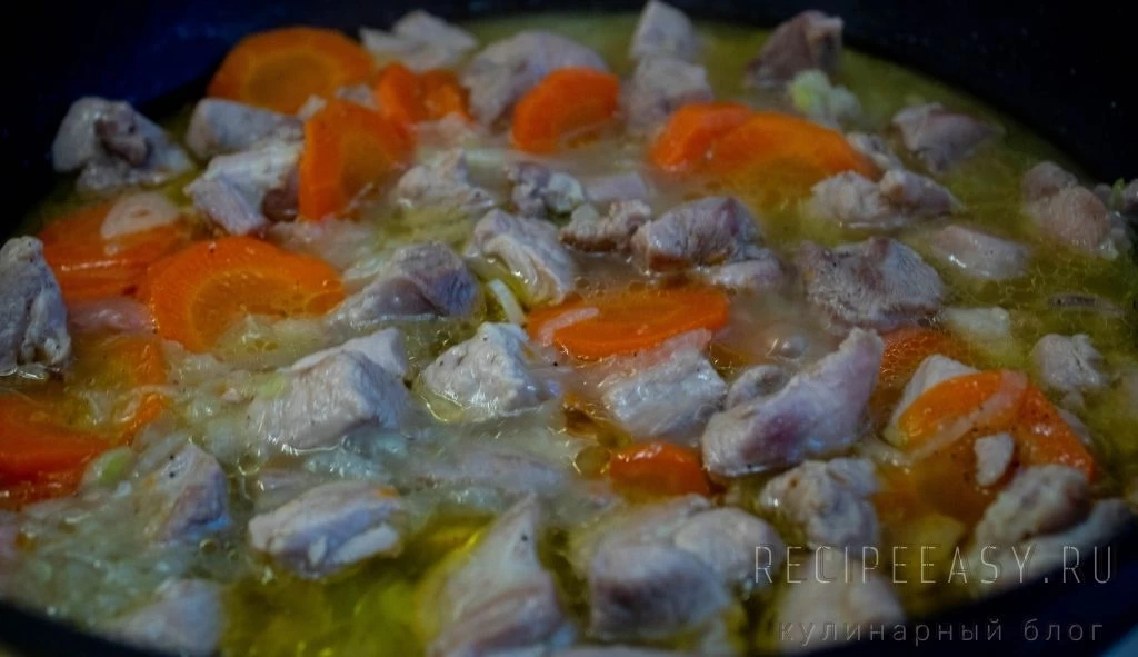 Фото приготовления рецепта: Индейка с морковью и луком - шаг №6