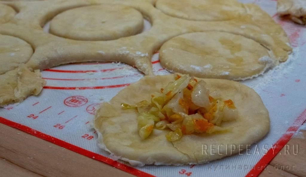 Фото приготовления рецепта: Пирожки с капустой в духовке - шаг №7