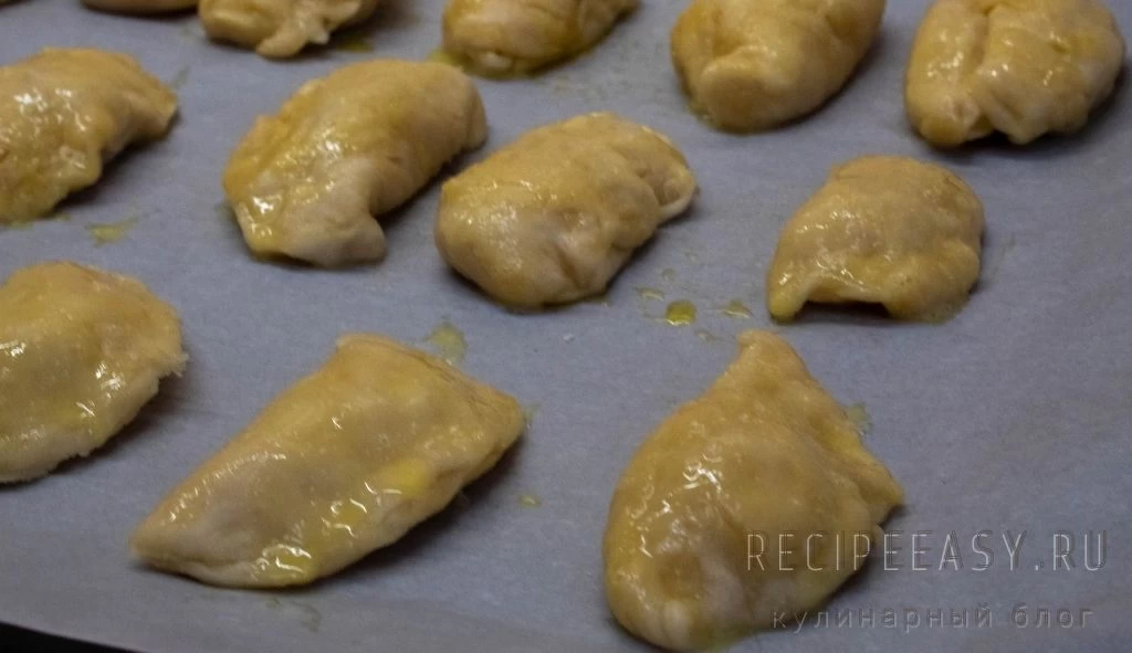 Фото приготовления рецепта: Пирожки с капустой в духовке - шаг №8