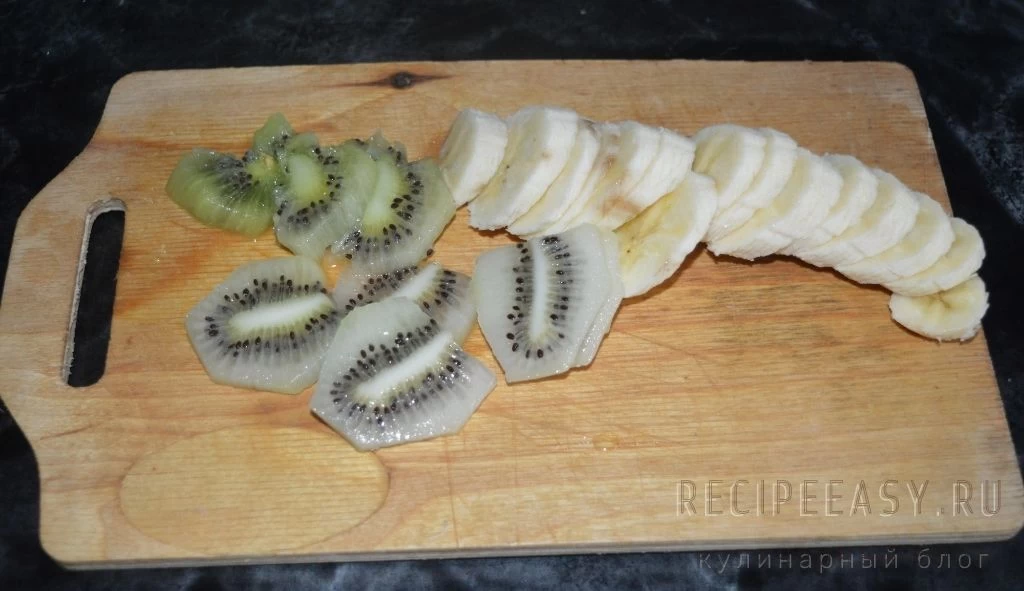 Фото приготовления рецепта: Творожная запеканка с бананом и киви - шаг №4
