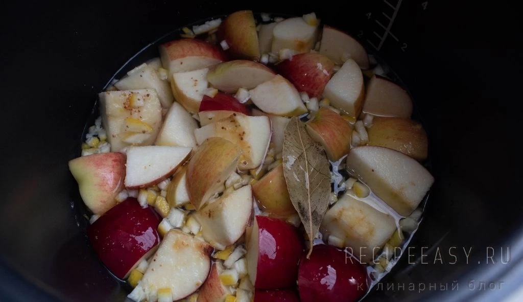 Фото приготовления рецепта: Варенье из яблок с грецкими орехами - шаг №4
