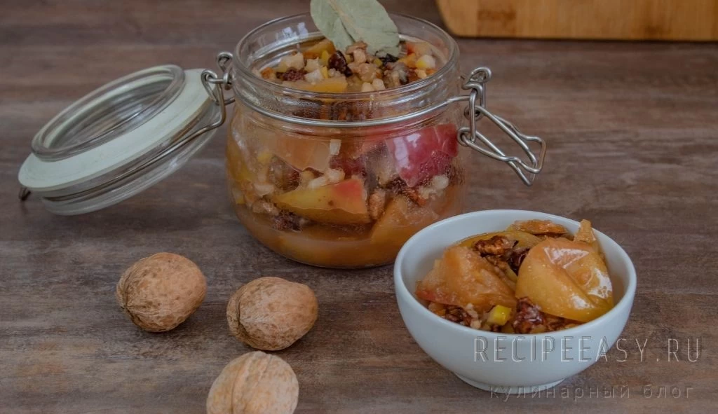 Фото приготовления рецепта: Варенье из яблок с грецкими орехами - шаг №6