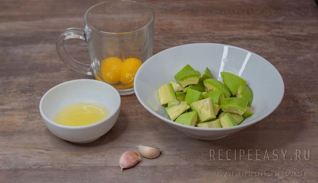 Фото ингредиентов для рецепта: Соус из авокадо с чесноком