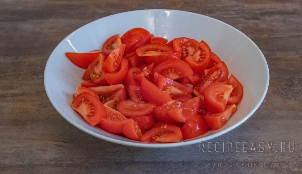 Фото приготовления рецепта: Прусский салат из помидоров - шаг №2