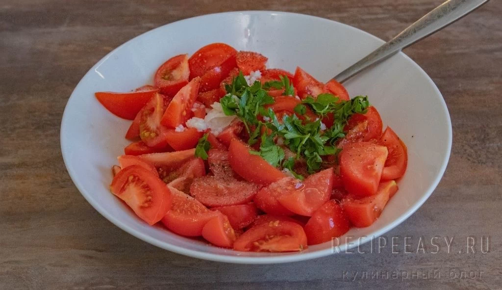 Фото приготовления рецепта: Прусский салат из помидоров - шаг №3