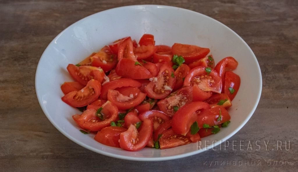 Фото приготовления рецепта: Прусский салат из помидоров - шаг №4