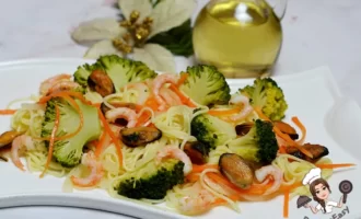 Теплый салат с креветками, мидиями, паста и брокколи