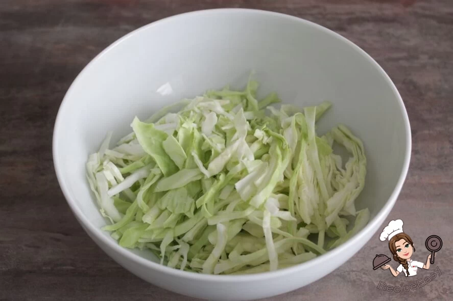 Фото приготовления рецепта: Салат из белокочанной капусты Бандгобхи - шаг №1