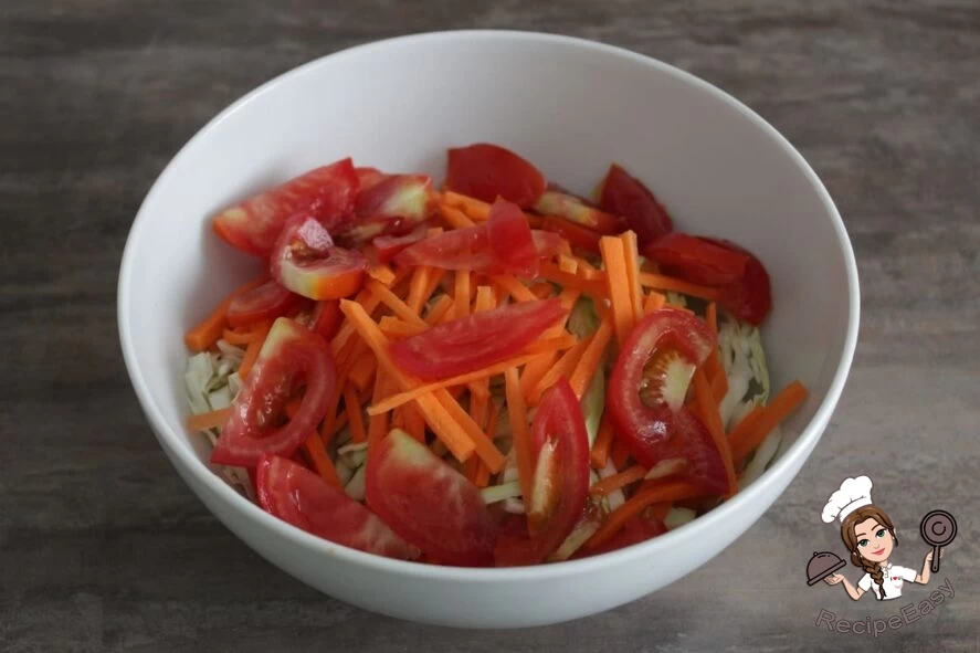 Фото приготовления рецепта: Салат из белокочанной капусты Бандгобхи - шаг №3