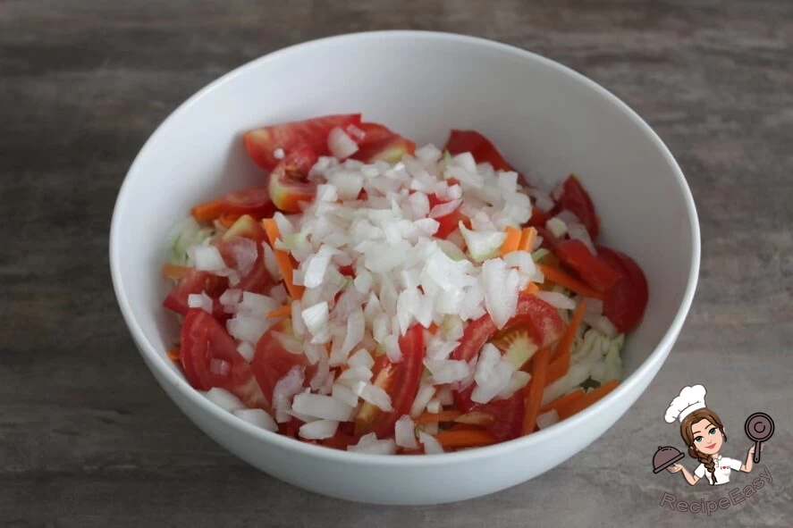 Фото приготовления рецепта: Салат из белокочанной капусты Бандгобхи - шаг №4