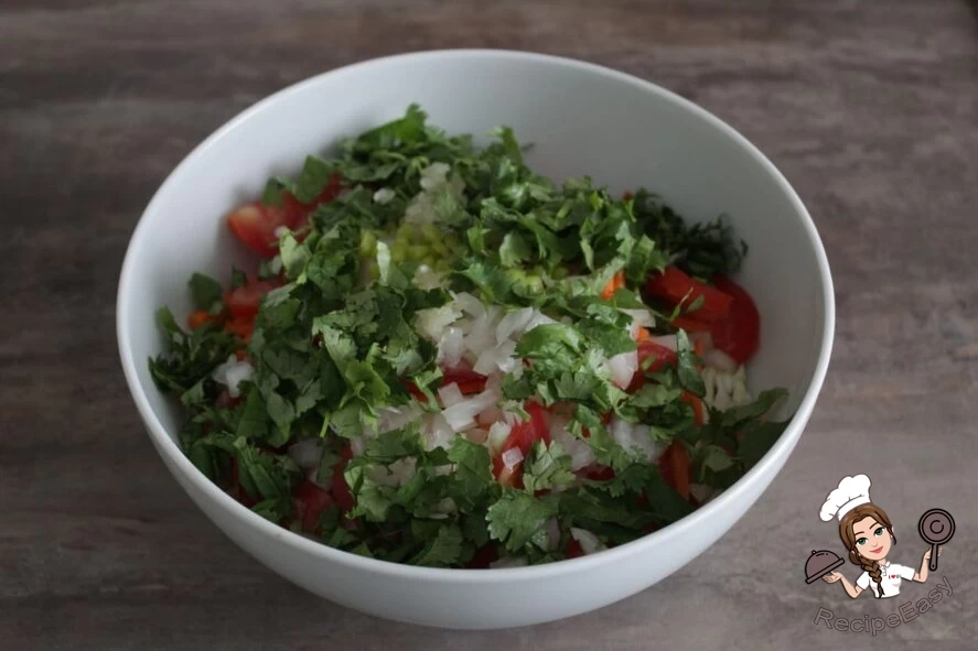 Фото приготовления рецепта: Салат из белокочанной капусты Бандгобхи - шаг №6