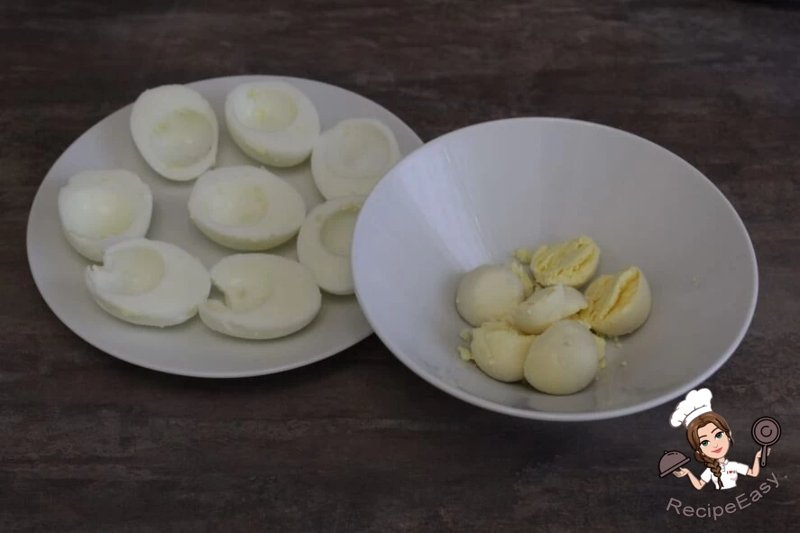 Фото приготовления рецепта: Яйца под соусом по-кубински - шаг №2
