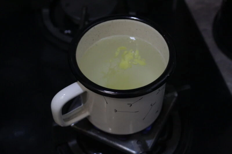 Фото приготовления рецепта: Имбирный чай с лимоном - шаг №2
