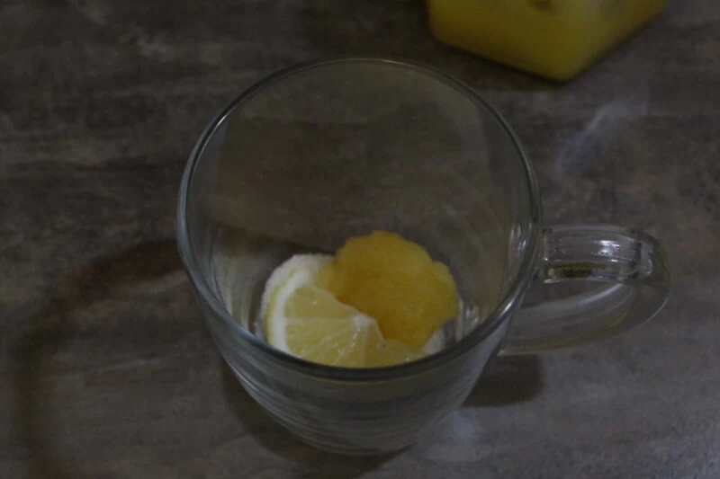 Фото приготовления рецепта: Имбирный чай с лимоном - шаг №3