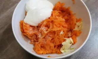 Фото приготовления рецепта: Салат из вареной моркови с чесноком - шаг №3