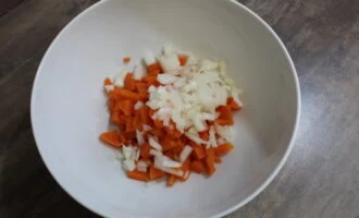 Фото приготовления рецепта: Винегрет с горошком и капустой классический - шаг №3