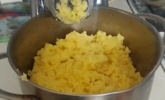 Фото приготовления рецепта: Картофельные драники на сковороде с яйцом - шаг №2