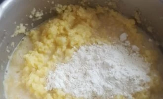 Фото приготовления рецепта: Картофельные драники на сковороде с яйцом - шаг №3