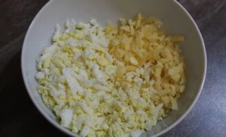 Фото приготовления рецепта: Гренки с намазкой из сыра и вареных яиц - шаг №1