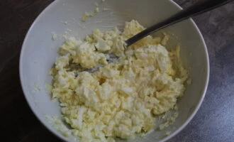 Фото приготовления рецепта: Гренки с намазкой из сыра и вареных яиц - шаг №2