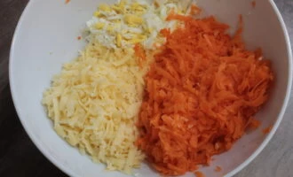 Фото приготовления рецепта: Морковный салат с сыром и яйцами - шаг №1