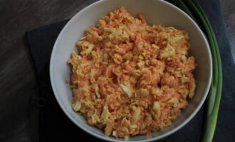 Морковный салат с сыром и яйцами