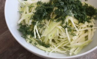 Фото приготовления рецепта: Салат из свежей капусты с уксусом - шаг №2