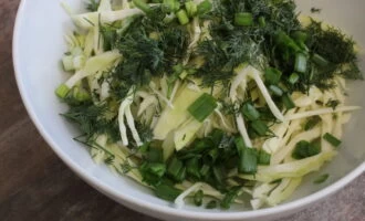 Фото приготовления рецепта: Салат из свежей капусты с уксусом - шаг №3