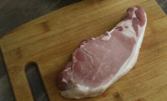 Фото приготовления рецепта: Свиная корейка с картофелем - шаг №1