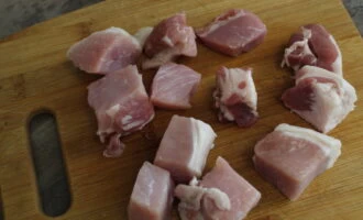 Фото приготовления рецепта: Свиная корейка с картофелем - шаг №2