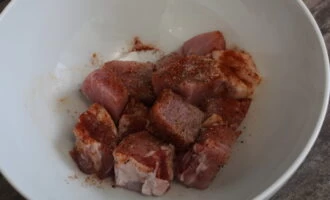 Фото приготовления рецепта: Свиная корейка с картофелем - шаг №3