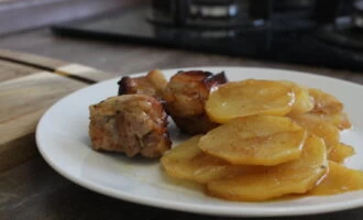 Свиная корейка с картофелем