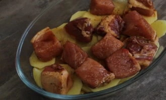 Фото приготовления рецепта: Свиная корейка с картофелем - шаг №8