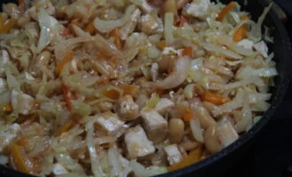 Фото приготовления рецепта: Тушеная капуста с курицей и фасолью - шаг №6