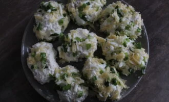 Фото приготовления рецепта: Яйца из творога и рыбы по-литовски - шаг №5