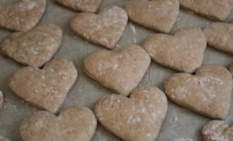 Фото приготовления рецепта: Пряное печенье в виде сердечка - шаг №6