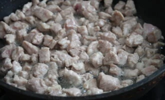 Фото приготовления рецепта: Дрожжевой пирог с капустой и свининой - шаг №3