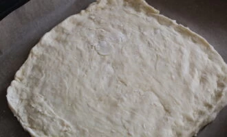 Фото приготовления рецепта: Дрожжевой пирог с капустой и свининой - шаг №6
