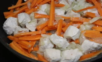 Фото приготовления рецепта: Курица карри с рисом - шаг №2