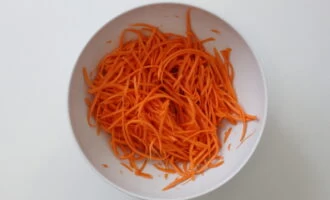 Фото приготовления рецепта: Морковь по-корейски в банке - шаг №1
