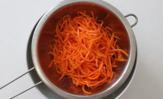 Фото приготовления рецепта: Морковь по-корейски в банке - шаг №2